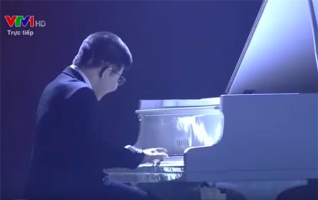 Bé Bôm mở màn sự kiện bằng phần đệm đàn của mình. Đây là lần đầu tiên Bôm được chơi đàn trong một chương trình lớn như vậy. - Tin sao Viet - Tin tuc sao Viet - Scandal sao Viet - Tin tuc cua Sao - Tin cua Sao