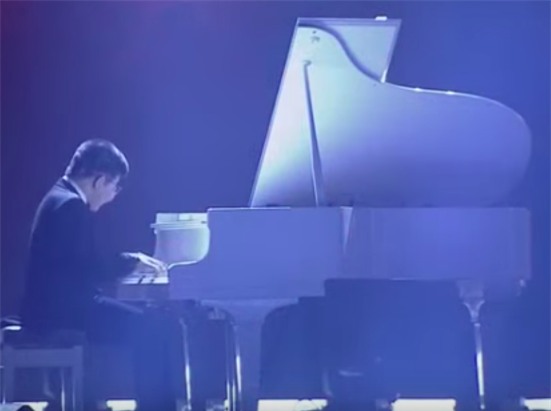 Khi vừa nhìn thấy Bôm, nhiều khán giả đã không kìm nổi cảm xúc. Họ chợt nhớ về hành trình chữa bệnh gian khó mà cậu bé đã mạnh mẽ vượt qua. - Tin sao Viet - Tin tuc sao Viet - Scandal sao Viet - Tin tuc cua Sao - Tin cua Sao