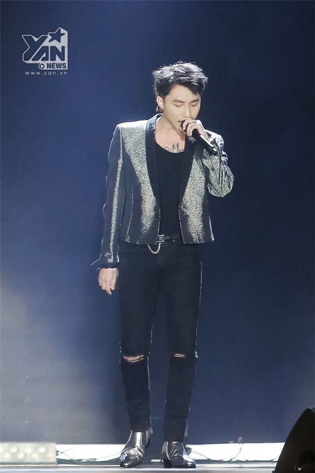 Sơn Tùng biểu diễn hết sức nhiệt tình. Những ca từ ý nghĩa về cuộc sống, niềm tin vững bước qua khó khăn mang lại nhiều cảm xúc lắng đọng cho người hâm mộ. - Tin sao Viet - Tin tuc sao Viet - Scandal sao Viet - Tin tuc cua Sao - Tin cua Sao