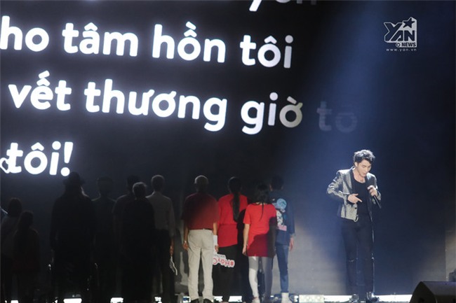 Cả khán phòng như lặng đi khi thưởng thức phần biểu diễn đầy cảm xúc của bé Bôm, Sơn Tùng và đông đảo diễn viên quần chúng trên sân khấu. - Tin sao Viet - Tin tuc sao Viet - Scandal sao Viet - Tin tuc cua Sao - Tin cua Sao