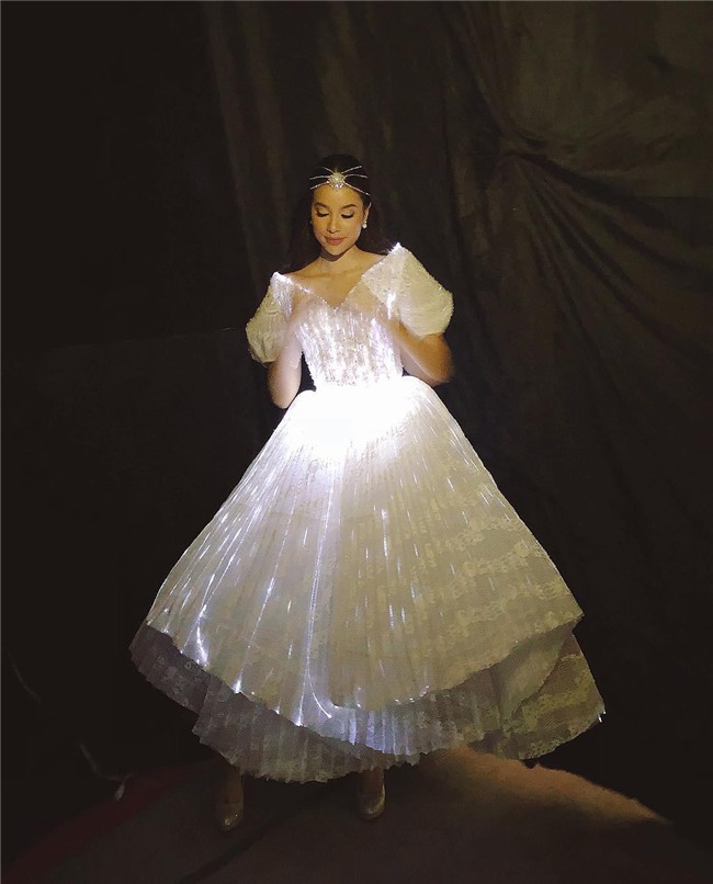 pham huong dien vay phat sang, lam cong chua xinh dep cua hoa hau h' hen nie - 5