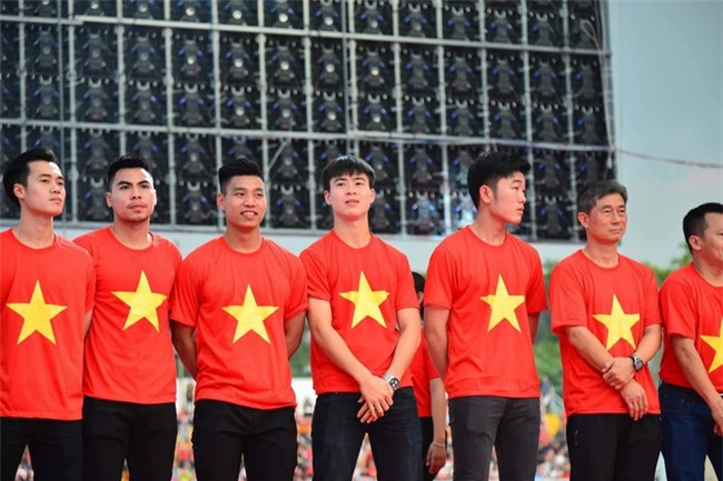 Phương Thanh bỏ giày cao gót, hát cực sung chúc mừng U23 Việt Nam - Tin sao Viet - Tin tuc sao Viet - Scandal sao Viet - Tin tuc cua Sao - Tin cua Sao