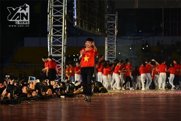 Phương Thanh bỏ giày cao gót, hát cực sung chúc mừng U23 Việt Nam - Tin sao Viet - Tin tuc sao Viet - Scandal sao Viet - Tin tuc cua Sao - Tin cua Sao