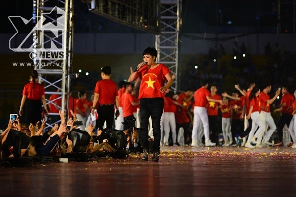 Phương Thanh diện áo cờ đỏ sao vàng. - Tin sao Viet - Tin tuc sao Viet - Scandal sao Viet - Tin tuc cua Sao - Tin cua Sao