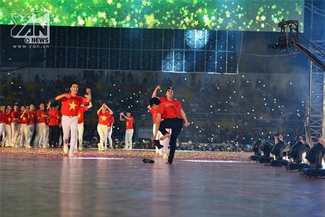 Phương Thanh bỏ giày cao gót, hát cực sung chúc mừng U23 Việt Nam - Tin sao Viet - Tin tuc sao Viet - Scandal sao Viet - Tin tuc cua Sao - Tin cua Sao