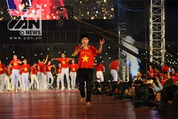 Phương Thanh đi chân trần nhảy nhót tưng bừng cùng các tuyển thủ U23. - Tin sao Viet - Tin tuc sao Viet - Scandal sao Viet - Tin tuc cua Sao - Tin cua Sao