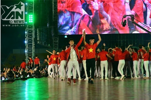 Nguyên Vũ nắm tay thủ môn Bùi Tiến Dũng. - Tin sao Viet - Tin tuc sao Viet - Scandal sao Viet - Tin tuc cua Sao - Tin cua Sao