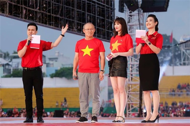 Hari Won bất ngờ có mặt tại buổi giao lưu với các tuyển thủ U23 Việt Nam, cô đảm nhận vai trò phiên dịch cho HLV Park Hang-seo. - Tin sao Viet - Tin tuc sao Viet - Scandal sao Viet - Tin tuc cua Sao - Tin cua Sao