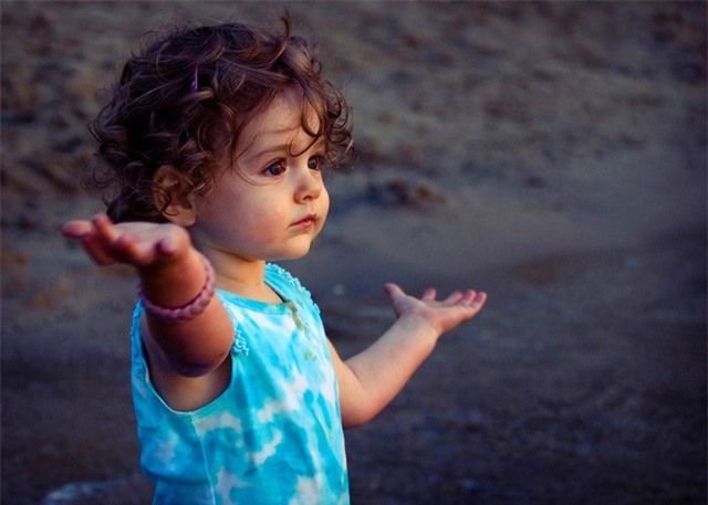 Muốn con hạnh phúc thì đừng dạy con làm thế nào để thành công, hãy dạy con lớn lên một cách tự tin và biết yêu thương - Ảnh 1.