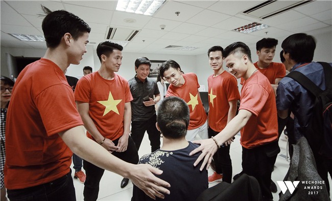 Bé Bôm hạnh phúc, cười khoái chí khi được chụp ảnh cùng 6 tuyển thủ của U23 Việt Nam - Ảnh 1.