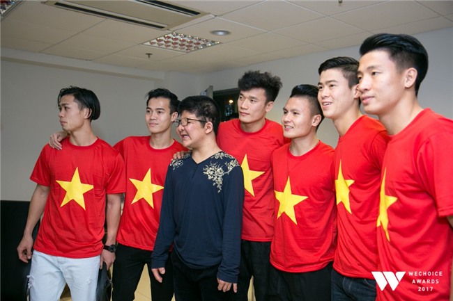 Bé Bôm hạnh phúc, cười khoái chí khi được chụp ảnh cùng 6 tuyển thủ của U23 Việt Nam - Ảnh 2.