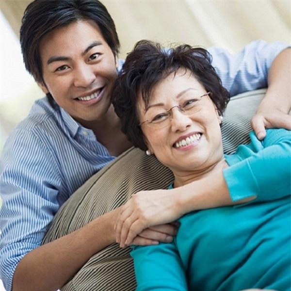 sung nguoi khi bi me chong chi tay, than nha vo phuc chi vi bat nuoc cham - 1