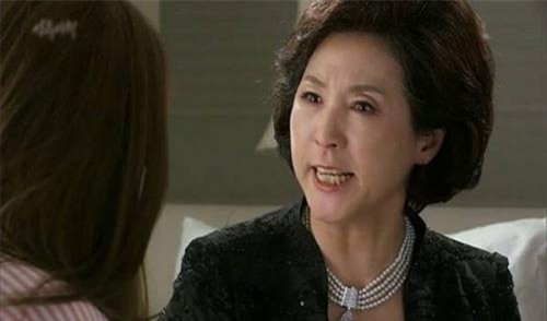 sung nguoi khi bi me chong chi tay, than nha vo phuc chi vi bat nuoc cham - 2