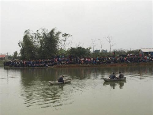 Vụ 4 người trong gia đình đuối nước: 3 nạn nhân tìm thấy cùng một chỗ, một cháu bé cứu lên gần bờ thì tử vong - Ảnh 2.