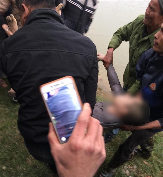 Vụ 4 người trong gia đình đuối nước: 3 nạn nhân tìm thấy cùng một chỗ, một cháu bé cứu lên gần bờ thì tử vong - Ảnh 3.