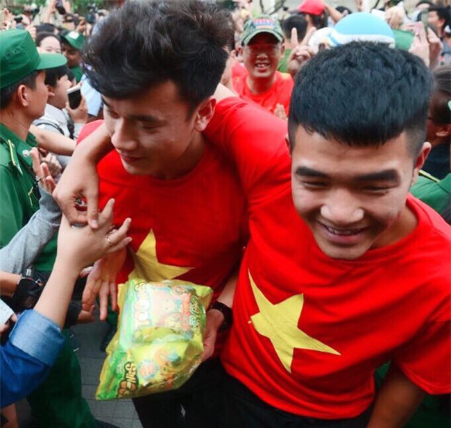Hội chị em đau tim khi cặp đôi đam mỹ Bùi Tiến Dũng - Đức Chinh lại tay trong tay trên sân khấu lớn-3