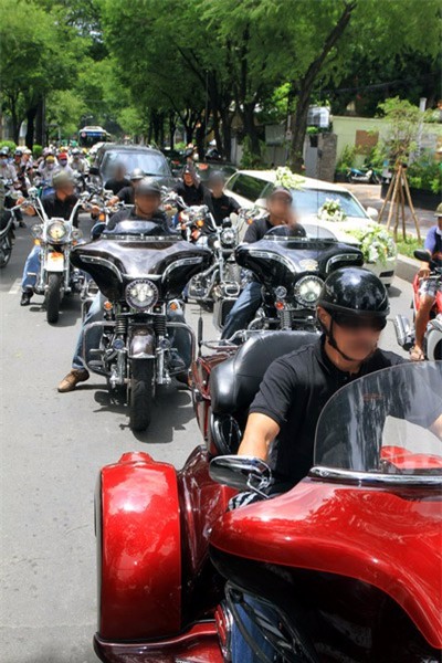 Hà Tĩnh: Đám rước dâu khủng toàn xe sang chạy mãi mà không thấy hết đoàn - Ảnh 2.