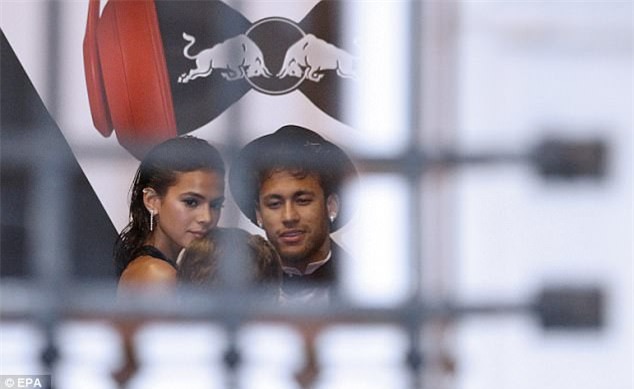 Thủ thành điển trai ôm hôn siêu mẫu Victorias Secret giữa tiệc sinh nhật của Neymar - Ảnh 4.