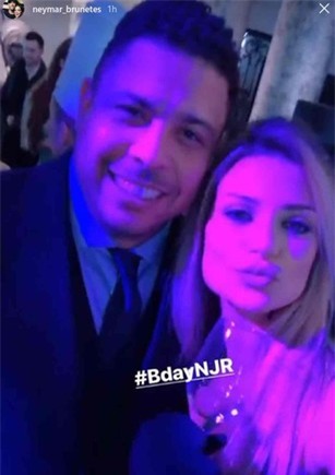 Thủ thành điển trai ôm hôn siêu mẫu Victorias Secret giữa tiệc sinh nhật của Neymar - Ảnh 5.