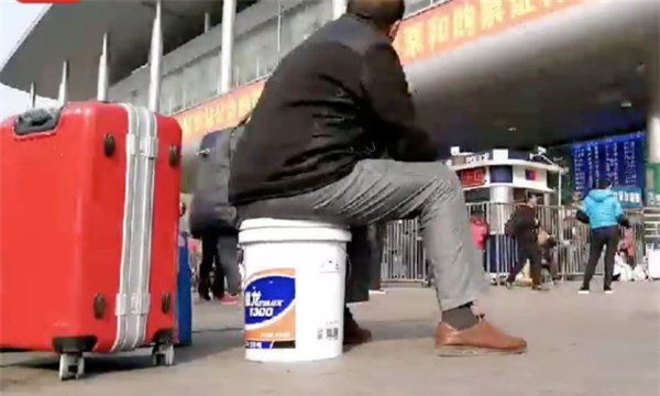 Dùng thùng sơn thay vali: Xu hướng hot nhất mùa Xuân vận 2018 tại Trung Quốc - Ảnh 4.