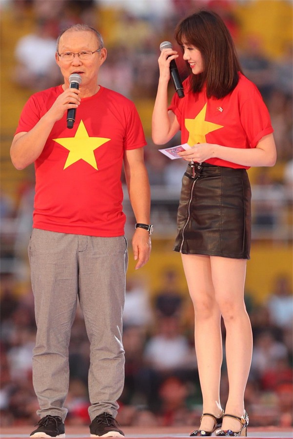 HLV Park Hang-seo rơi nước mắt khi nghe ca khúc truyền thống Hàn Quốc ngay tại Việt Nam-1