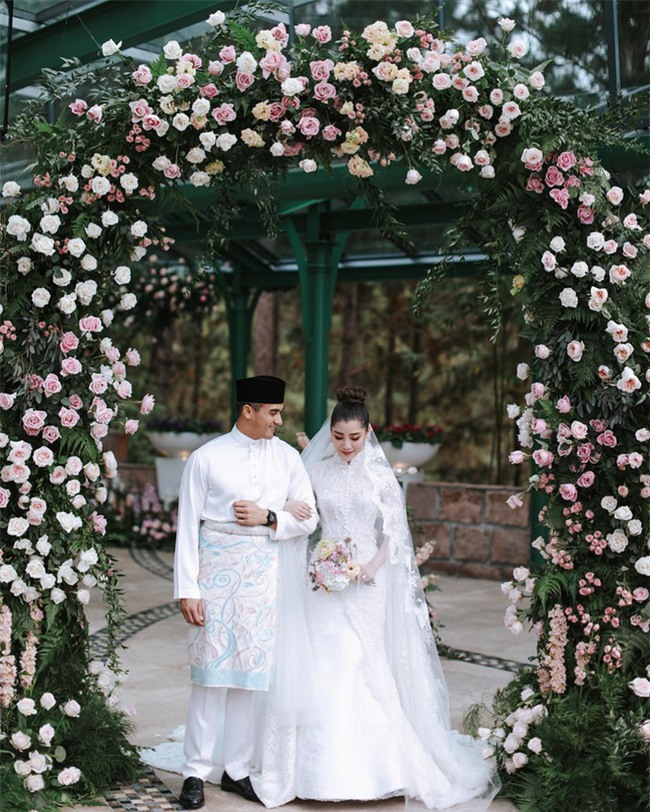 Choáng ngợp trước đám cưới xa hoa và lãng mạn tới nghẹt thở của hai gia đình tài phiệt Malaysia - Ảnh 2.