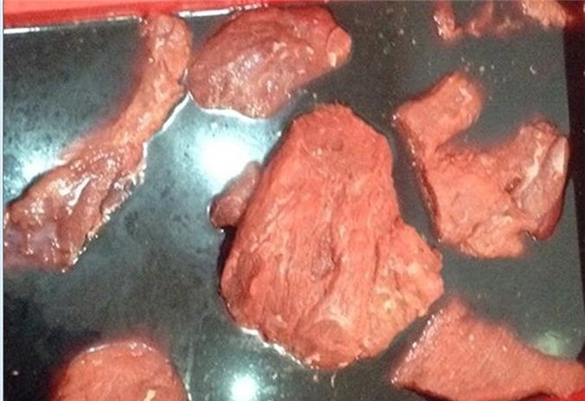 Tết coi chừng khô bò từ thịt heo nái nhuộm màu-1