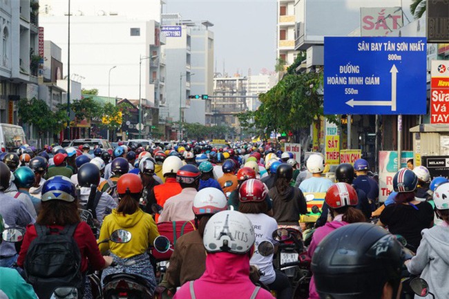 Ùn tắc trùng trùng, lớp lớp những ngày cận Tết - Ảnh 1.