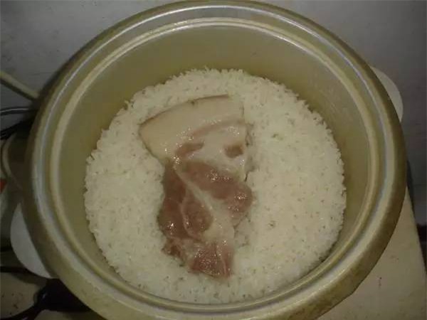 Cho miếng thịt sống vào nồi cơm điện, khoảng 30 phút sau là “cực phẩm” xuất hiện - Ảnh 2.