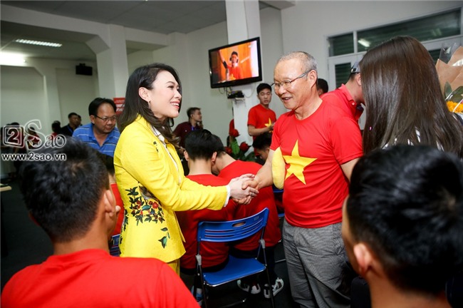 ĐỘC QUYỀN: Mỹ Tâm bắt tay thuyền trưởng Park Hang-seo, selfie cùng dàn cầu thủ U23-3