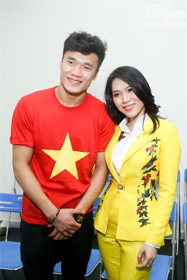 ĐỘC QUYỀN: Mỹ Tâm bắt tay thuyền trưởng Park Hang-seo, selfie cùng dàn cầu thủ U23-4