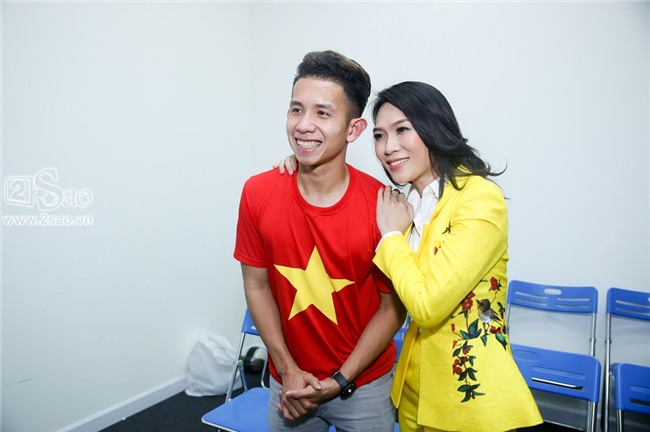 ĐỘC QUYỀN: Mỹ Tâm bắt tay thuyền trưởng Park Hang-seo, selfie cùng dàn cầu thủ U23-8