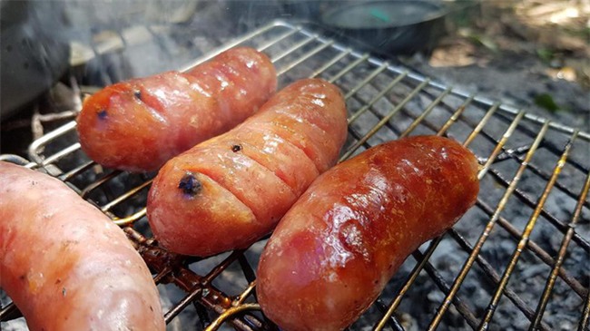 Cận Tết, các chị em công sở rủ nhau đi buôn từ giò chả, lạp xưởng đến bưởi, hoa - Ảnh 11.