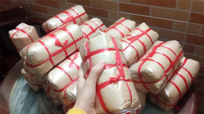 Cận Tết, các chị em công sở rủ nhau đi buôn từ giò chả, lạp xưởng đến bưởi, hoa - Ảnh 3.