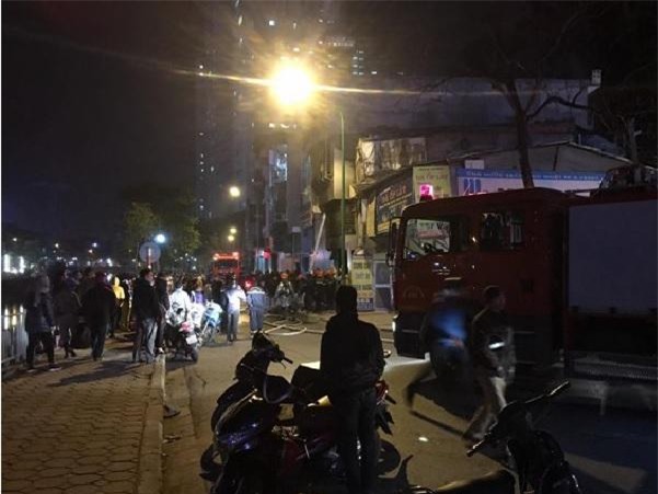 ha noi: hai bo con mac ket o chuong cop may man thoat chet trong dam chay - 1