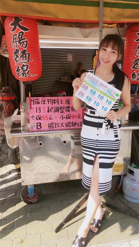 Sở hữu nhan sắc hơn người, kẻ thì buôn thịt lợn còn người lại đi bán cà ri, ai cũng đắt hàng nườm nượp khách - Ảnh 1.