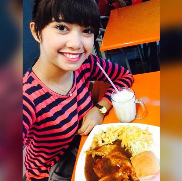 Sở hữu nhan sắc hơn người, kẻ thì buôn thịt lợn còn người lại đi bán cà ri, ai cũng đắt hàng nườm nượp khách - Ảnh 12.