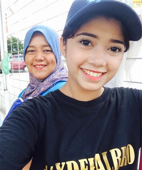 Sở hữu nhan sắc hơn người, kẻ thì buôn thịt lợn còn người lại đi bán cà ri, ai cũng đắt hàng nườm nượp khách - Ảnh 13.