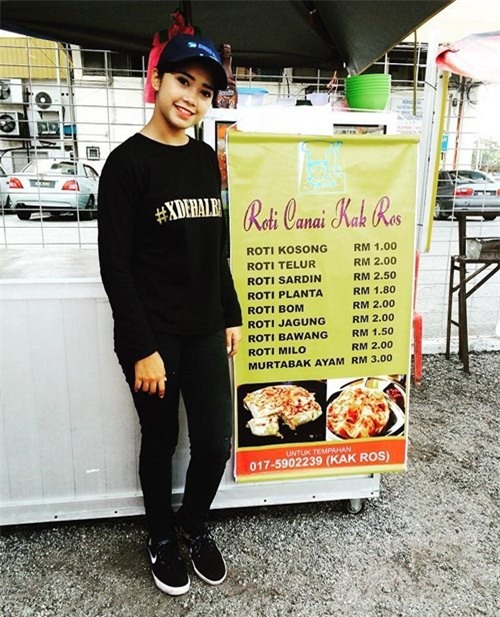 Sở hữu nhan sắc hơn người, kẻ thì buôn thịt lợn còn người lại đi bán cà ri, ai cũng đắt hàng nườm nượp khách - Ảnh 14.