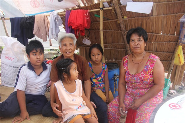 Xót cảnh 3 đứa trẻ không rành tiếng Việt theo bà cố đi lượm trái bàng về bán lấy tiền nuôi bà ngoại khùng - Ảnh 2.