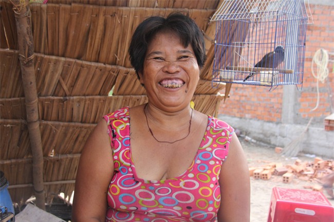 Xót cảnh 3 đứa trẻ không rành tiếng Việt theo bà cố đi lượm trái bàng về bán lấy tiền nuôi bà ngoại khùng - Ảnh 3.