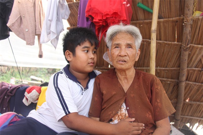 Xót cảnh 3 đứa trẻ không rành tiếng Việt theo bà cố đi lượm trái bàng về bán lấy tiền nuôi bà ngoại khùng - Ảnh 4.