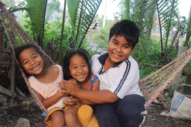 Xót cảnh 3 đứa trẻ không rành tiếng Việt theo bà cố đi lượm trái bàng về bán lấy tiền nuôi bà ngoại khùng - Ảnh 6.