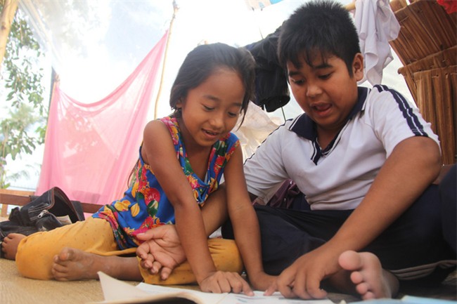 Xót cảnh 3 đứa trẻ không rành tiếng Việt theo bà cố đi lượm trái bàng về bán lấy tiền nuôi bà ngoại khùng - Ảnh 12.