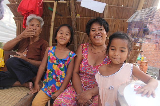 Xót cảnh 3 đứa trẻ không rành tiếng Việt theo bà cố đi lượm trái bàng về bán lấy tiền nuôi bà ngoại khùng - Ảnh 14.