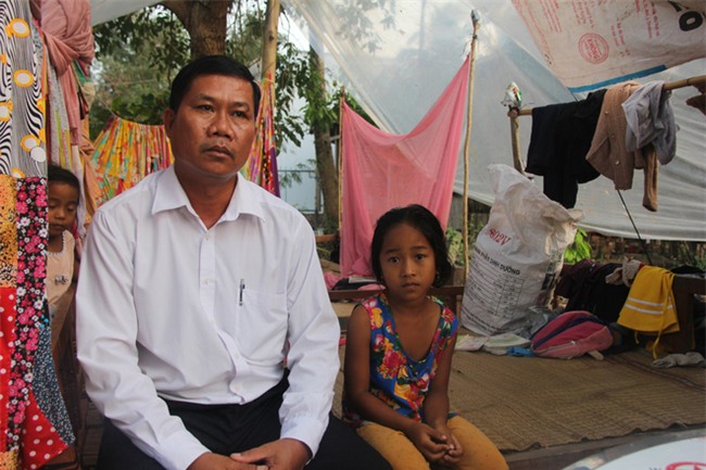 Xót cảnh 3 đứa trẻ không rành tiếng Việt theo bà cố đi lượm trái bàng về bán lấy tiền nuôi bà ngoại khùng - Ảnh 15.