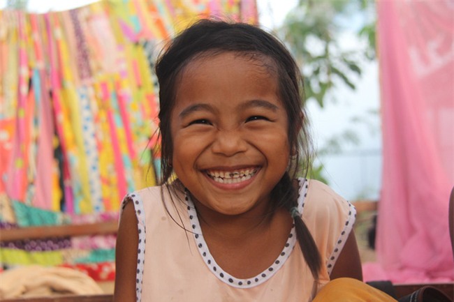 Xót cảnh 3 đứa trẻ không rành tiếng Việt theo bà cố đi lượm trái bàng về bán lấy tiền nuôi bà ngoại khùng - Ảnh 16.