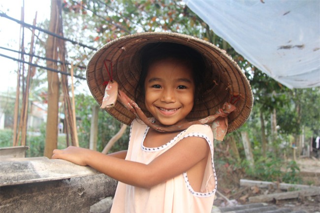 Xót cảnh 3 đứa trẻ không rành tiếng Việt theo bà cố đi lượm trái bàng về bán lấy tiền nuôi bà ngoại khùng - Ảnh 18.