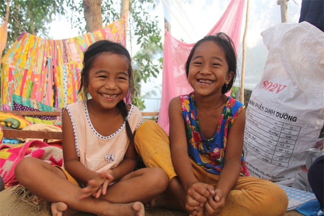 Xót cảnh 3 đứa trẻ không rành tiếng Việt theo bà cố đi lượm trái bàng về bán lấy tiền nuôi bà ngoại khùng - Ảnh 7.