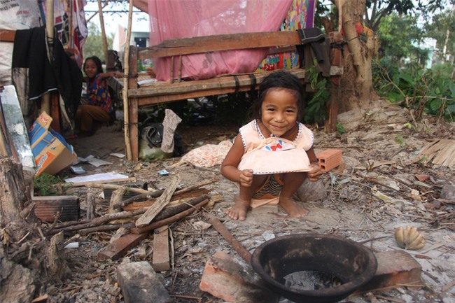 Xót cảnh 3 đứa trẻ không rành tiếng Việt theo bà cố đi lượm trái bàng về bán lấy tiền nuôi bà ngoại khùng - Ảnh 9.